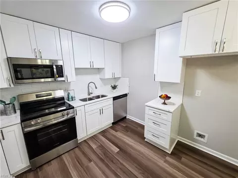 Kitchen - 107 Rosewood Dr, Hampton, VA 23669 photo 3 of 4