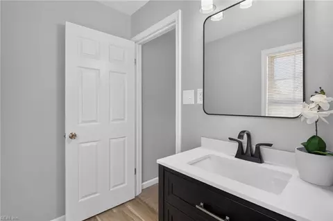 Bath - 1820 Moger Dr, Hampton, VA 23663 photo 3 of 5