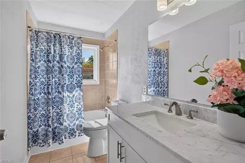 Bath - 1820 Moger Dr, Hampton, VA 23663 photo 4 of 5