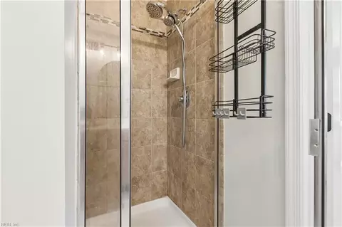 Bath - 186 Avon Rd, Hampton, VA 23666 photo 3 of 3