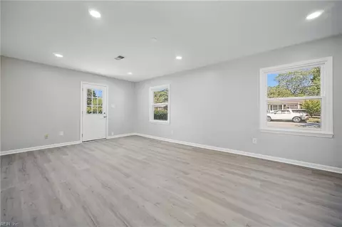 Living - 305 Shoreline Dr, Hampton, VA 23669 photo 5 of 5