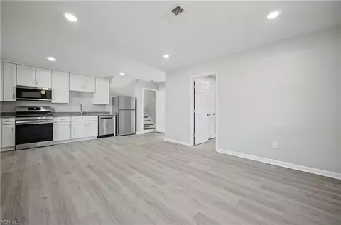 Living - 305 Shoreline Dr, Hampton, VA 23669 photo 3 of 5