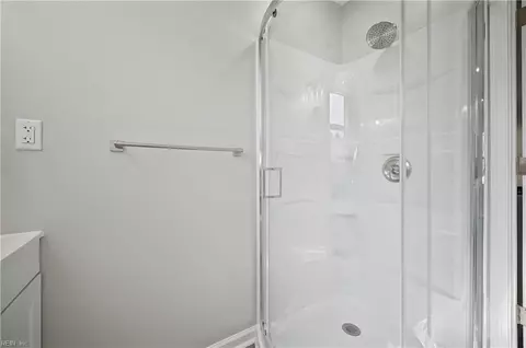 Bath - 305 Shoreline Dr, Hampton, VA 23669 photo 2 of 5