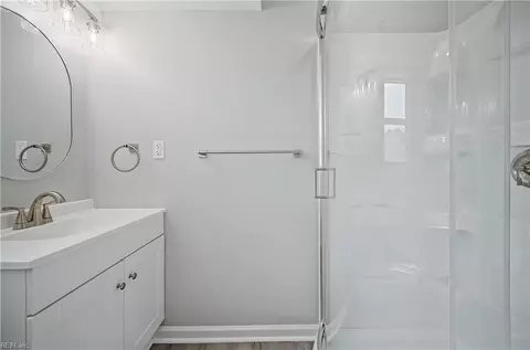 Bath - 305 Shoreline Dr, Hampton, VA 23669 photo 3 of 5