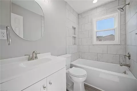Bath - 305 Shoreline Dr, Hampton, VA 23669 photo 4 of 5