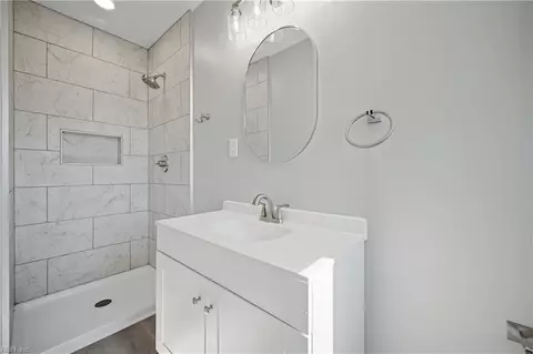 Bath - 305 Shoreline Dr, Hampton, VA 23669 photo 5 of 5