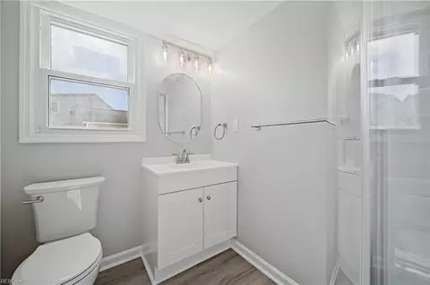 Bath - 305 Shoreline Dr, Hampton, VA 23669 photo 1 of 5