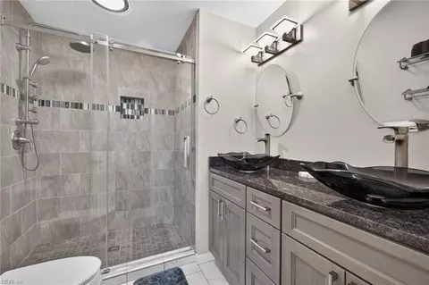 Bath - 24 Phyllis Ln, Hampton, VA 23666 photo 3 of 3