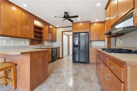 Kitchen - 8 Randolph Dr, Windsor, VA 23487 photo 1 of 3