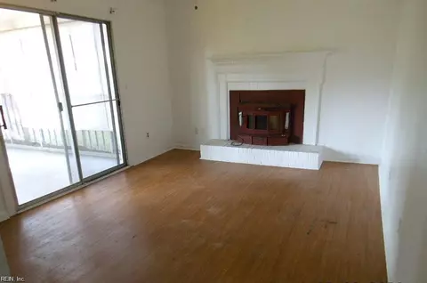 Living - 118 Harris Creek Rd, Hampton, VA 23669 photo 1 of 2