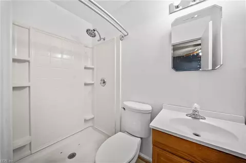 Bath - 1 Ewell Ct, Hampton, VA 23669 photo 3 of 3