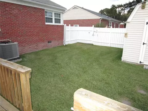 Exterior - 14 Woodburn Dr, Hampton, VA 23664 photo 8 of 9