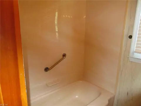 Bath - 14 Woodburn Dr, Hampton, VA 23664 photo 1 of 2