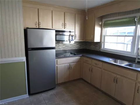 Kitchen - 14 Woodburn Dr, Hampton, VA 23664 photo 1 of 2
