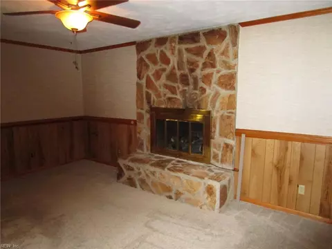 Living - 14 Woodburn Dr, Hampton, VA 23664 photo 4 of 5
