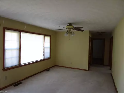 Living - 14 Woodburn Dr, Hampton, VA 23664 photo 2 of 5