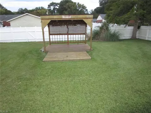 Exterior - 14 Woodburn Dr, Hampton, VA 23664 photo 6 of 9