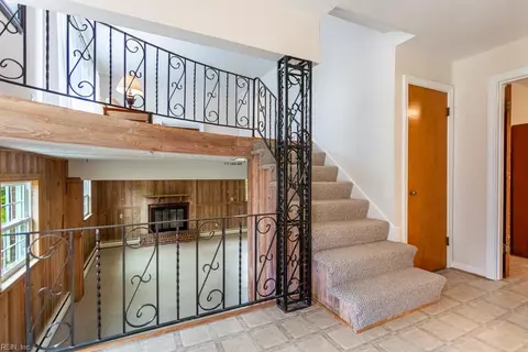 Entry Way - 53 Wheatland Dr, Hampton, VA 23666 photo 3 of 5
