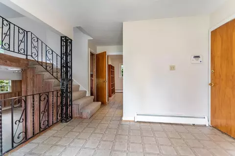Entry Way - 53 Wheatland Dr, Hampton, VA 23666 photo 2 of 5