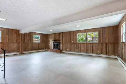 Living - 53 Wheatland Dr, Hampton, VA 23666 photo 4 of 5