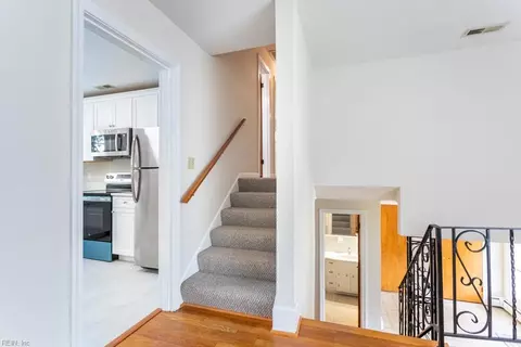Entry Way - 53 Wheatland Dr, Hampton, VA 23666 photo 4 of 5