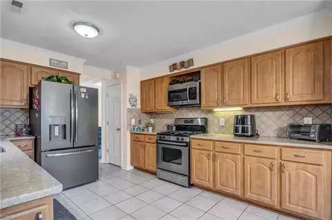 Kitchen - 879 Short Line Rd, Virginia Beach, VA 23451 photo 3 of 4