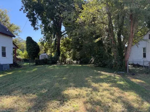 98 Manly St, Portsmouth, VA 23702