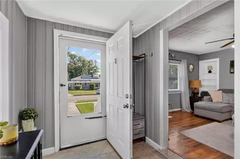 Entry Way - 8007 Glade Rd, Norfolk, VA 23518 photo 2 of 7