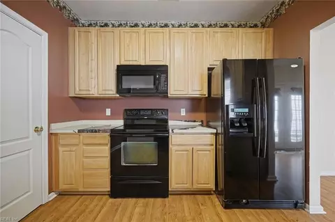Kitchen - 604 Old Fields Arch Arch, Chesapeake, VA 23320 photo 2 of 4