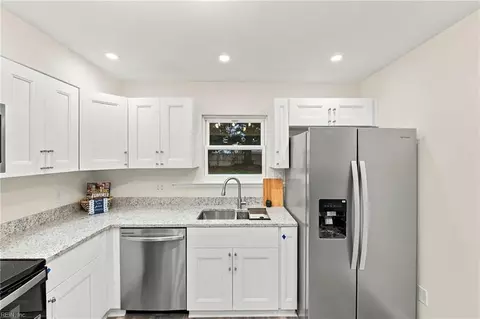 Kitchen - 3904 Starboard Rd, Chesapeake, VA 23321 photo 4 of 5