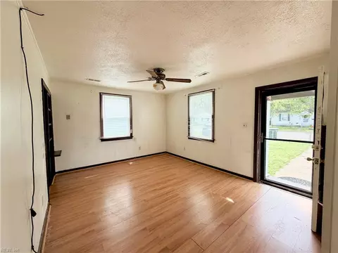 Living - 6 Crestwood Cir, Hampton, VA 23669 photo 2 of 3