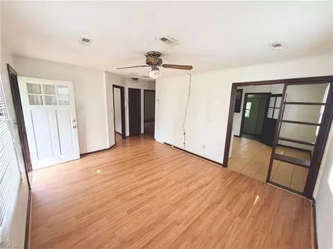 Living - 6 Crestwood Cir, Hampton, VA 23669 photo 3 of 3