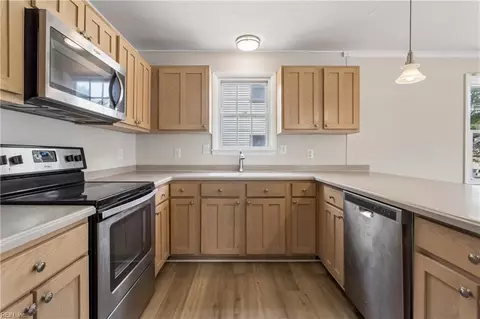 Kitchen - 11 Bonita Dr, Hampton, VA 23664 photo 3 of 4