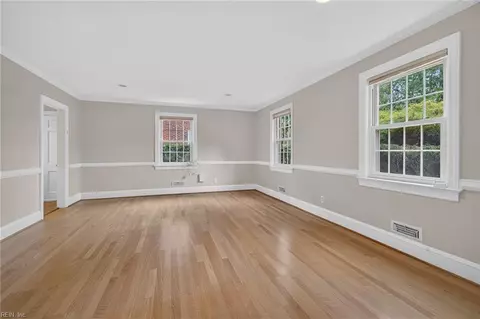 Living - 6013 S River Rd, Norfolk, VA 23505 photo 2 of 5