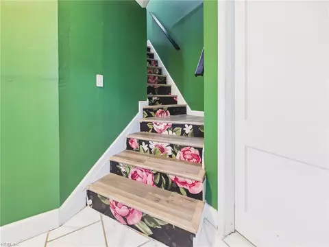 Entry Way - 8 Clover St, Hampton, VA 23669 photo 1 of 4