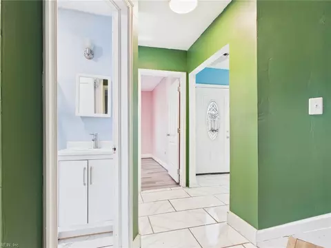 Entry Way - 8 Clover St, Hampton, VA 23669 photo 2 of 4