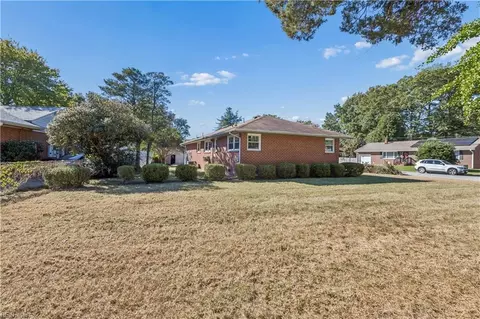 Exterior - 819 Sharpley Ave, Hampton, VA 23666 photo 5 of 7