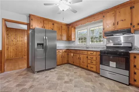 Kitchen - 819 Sharpley Ave, Hampton, VA 23666 photo 3 of 4