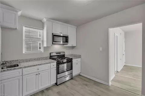 Entry Way - 809 Whitehead Ave, Norfolk, VA 23523 photo 2 of 2