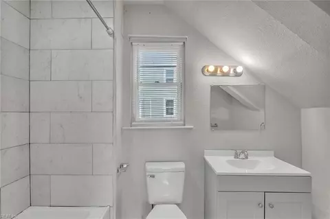 Bath - 809 Whitehead Ave, Norfolk, VA 23523 photo 1 of 2
