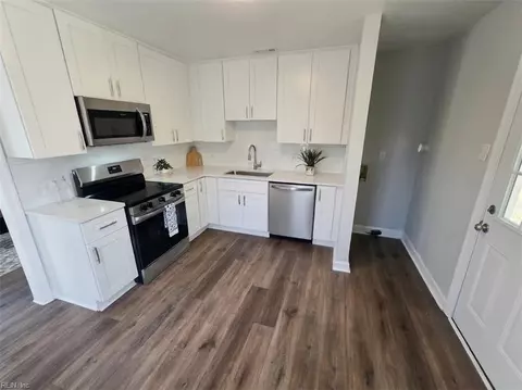 Kitchen - 2814 Rosalee Dr, Hampton, VA 23661 photo 3 of 3