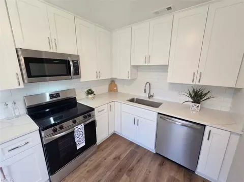 Kitchen - 2814 Rosalee Dr, Hampton, VA 23661 photo 2 of 3