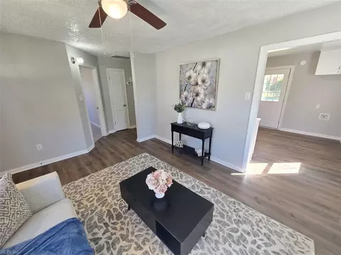 Living - 2814 Rosalee Dr, Hampton, VA 23661 photo 2 of 2