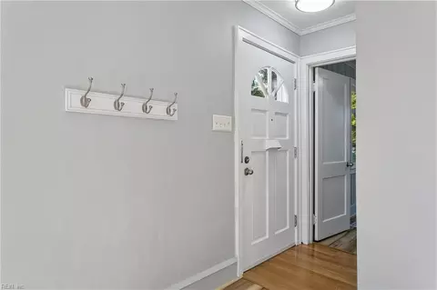 Entry Way - 138 Hampton Roads Ave, Hampton, VA 23661 photo 2 of 4