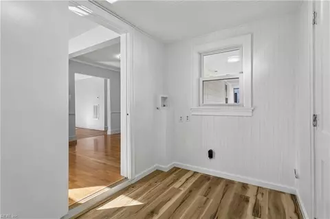 Entry Way - 138 Hampton Roads Ave, Hampton, VA 23661 photo 4 of 4