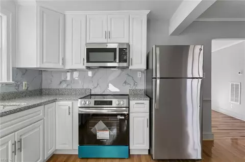 Kitchen - 138 Hampton Roads Ave, Hampton, VA 23661 photo 3 of 5