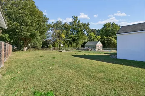 Exterior - 138 Hampton Roads Ave, Hampton, VA 23661 photo 10 of 13