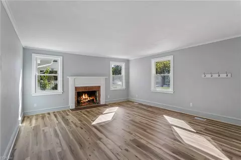 Living - 138 Hampton Roads Ave, Hampton, VA 23661 photo 2 of 5