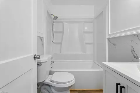 Bath - 138 Hampton Roads Ave, Hampton, VA 23661 photo 1 of 4