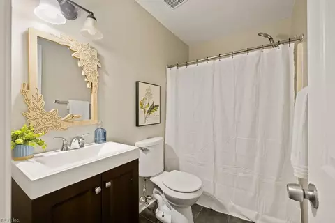 Bath - 1526 Link St, Norfolk, VA 23504 photo 3 of 3